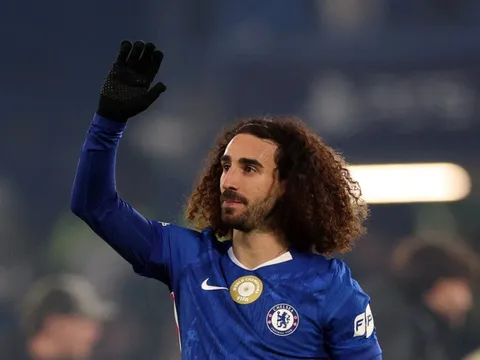 Barca sai lầm lớn với Cucurella