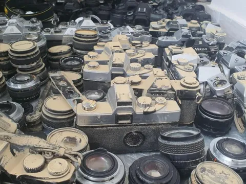 Kho máy ảnh hơn nửa tỷ đồng hỏng nặng sau lũ tại Nha Trang