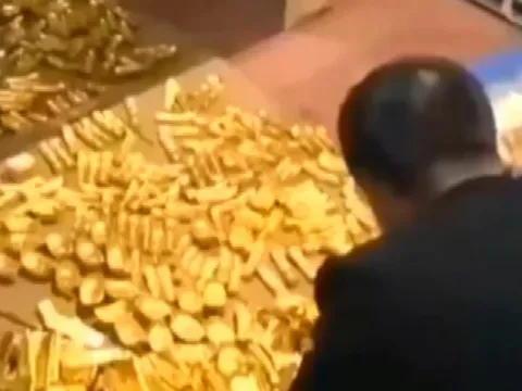 Dọn phòng buổi sáng, người đàn ông vô tình làm mất gia tài trị giá cả tấn vàng