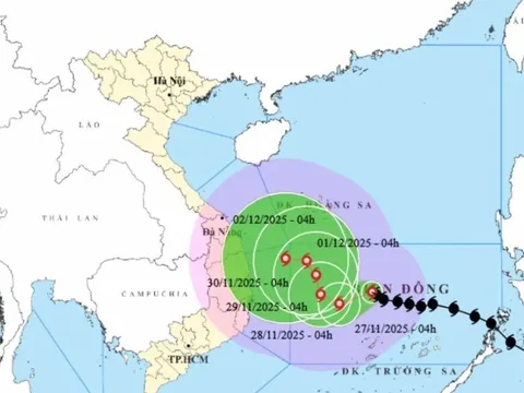 Bão số 15 diễn biến bất ngờ, mạnh lên 4 cấp