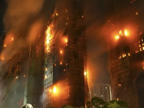 Bắt 3 người sau vụ cháy kinh hoàng khiến ít nhất 36 người chết ở Hong Kong (Trung Quốc): Hé lộ vật liệu khiến ngọn lửa bùng lan như “quái vật”