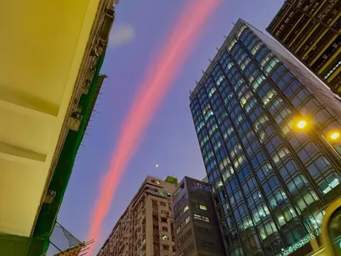 "Cây cầu lạ" xuất hiện trên bầu trời Hong Kong (Trung Quốc) sau 3 tiếng cháy như tận thế