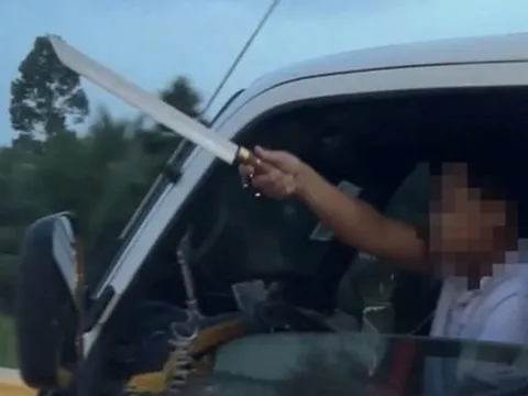 Tài xế ô tô không thắt dây an toàn, cầm dao "hổ báo" trên cao tốc