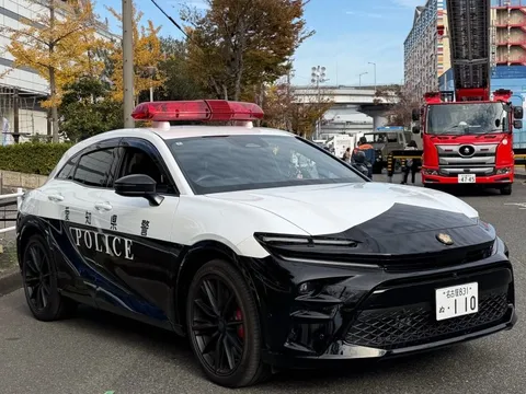 Cảnh sát Nhật Bản sử dụng Toyota Crown Sport RS