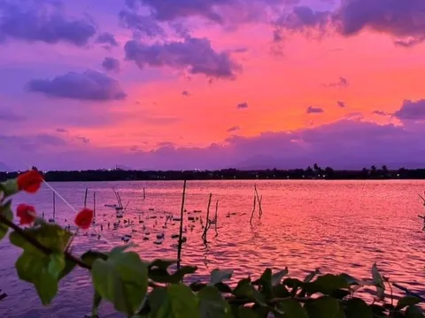 Bầu trời tím ngắt ở Nha Trang sau lũ lịch sử gây sốt