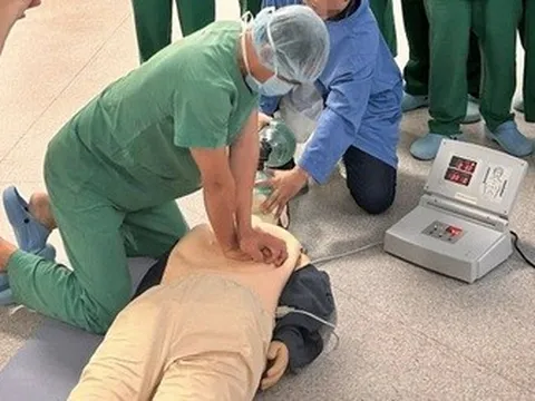 Vợ bụng bầu gào khóc bất lực khi chồng ngừng tim, không qua khỏi