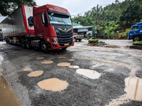 Công bố tình huống khẩn cấp về thiên tai để sớm sửa quốc lộ 1 bị lũ tàn phá