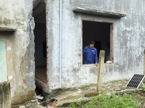 Hiện trường sạt lở nghiêm trọng, nhà cửa nứt toác ở Đắk Lắk