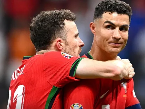 Ronaldo tặng quà cho gia đình Jota