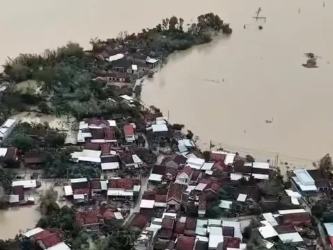 Thôn 800 người bị cô lập như 'ốc đảo', 1 tuần vẫn chìm trong biển nước