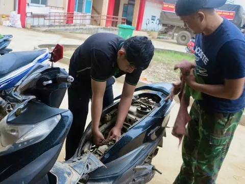 Đội sửa xe từ TP.HCM ra Phú Yên cũ giúp bà con vùng lũ, homestay ‘0 đồng’ cho các đoàn thiện nguyện