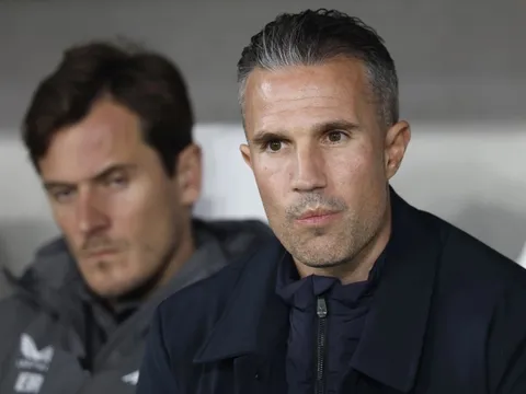 Đội của Van Persie khủng hoảng