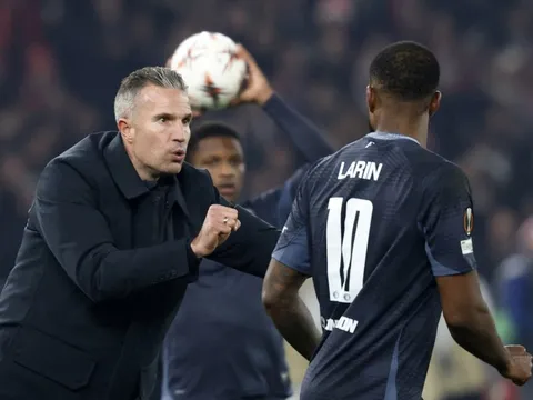 Van Persie giải thích lý do thật sự khi cho con trai ra mắt