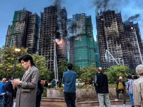 Cháy chung cư Hong Kong: 94 người chết, các tầng cao vẫn còn cháy