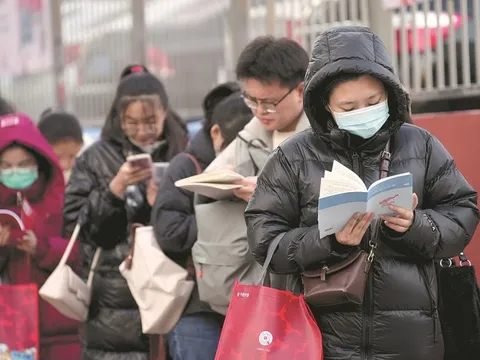 Hàng triệu người Trung Quốc đổ xô thi công chức với tỉ lệ chọi 1:97