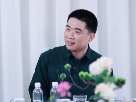 Tỷ phú xe điện gây bất ngờ bởi lối sống giản dị: Dùng đồ cũ, tự chụp mẫu để tiết kiệm phí thuê người