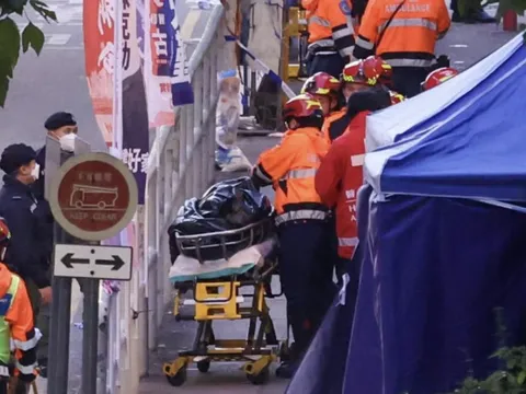 Thảm hoạ cháy 8 toà chung cư ở Hong Kong (Trung Quốc) sang ngày thứ 3: Số người chết tăng lên 94, lực lượng cứu hoả phá cửa từng căn hộ