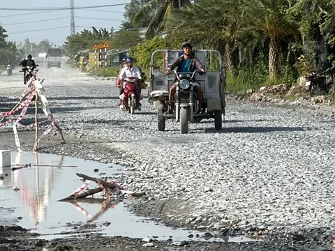 Đấu thầu sửa chữa đường kết nối làng hoa Sa Đéc lởm chởm đá, đầy ổ voi
