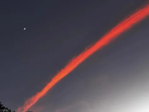 Dải mây hồng vắt ngang trên bầu trời Hong Kong trong vụ cháy lịch sử