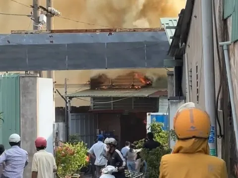 Cháy lớn kho hàng phụ tùng điện lạnh ô tô gần Suối Tiên