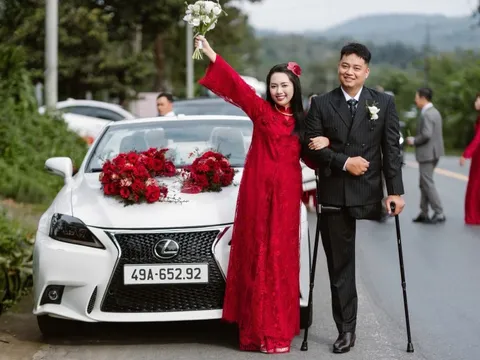 Chú rể 1 chân chống nạng vào đón cô dâu khiến cả hôn trường xúc động