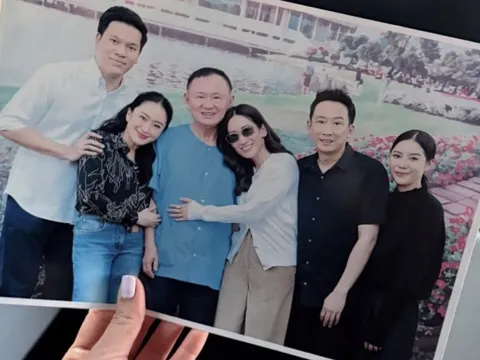Bà Paetongtarn đăng ảnh cả gia đình chụp với ông Thaksin trong tù
