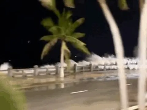 Sóng biển cao 2-3 m tràn vào đường phố Nha Trang