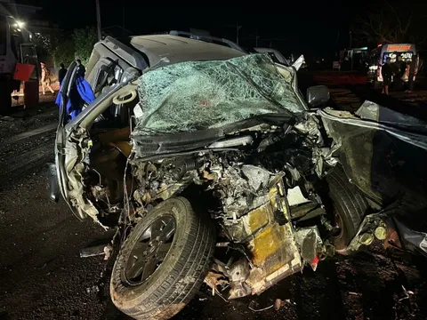 Đầu ô tô nát bét sau cú tông trực diện xe giường nằm trên quốc lộ 14