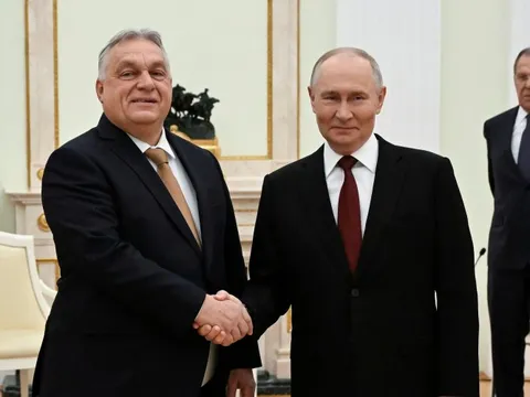 Thủ tướng Hungary đến Matxcơva bàn chuyện năng lượng sau khi được Mỹ miễn trừng phạt