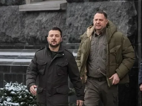 Giữa lúc 'nước sôi lửa bỏng', Tổng thống Ukraine bất ngờ sa thải trợ lý thân cận