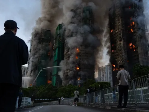 Cặp vợ chồng thoát chết trong đám cháy ở Hong Kong (Trung Quốc) nhờ khăn ướt