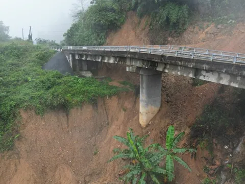 Cầu trên đường huyết mạch ở Huế bị xô nghiêng do sạt lở