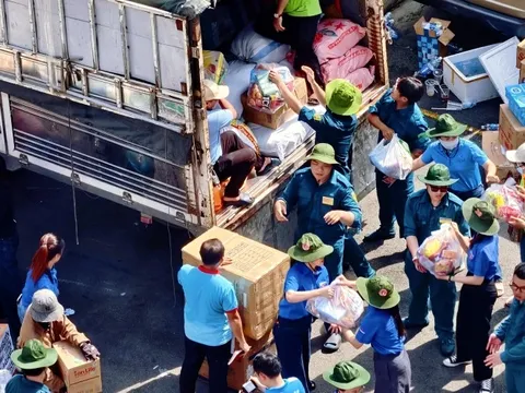 Thiện nguyện 'toàn dân': Dòng xe nghĩa tình nối dài về rốn lũ Phú Yên