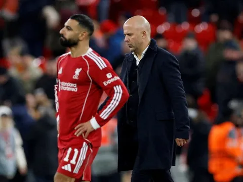 Cánh phải Liverpool sụp đổ