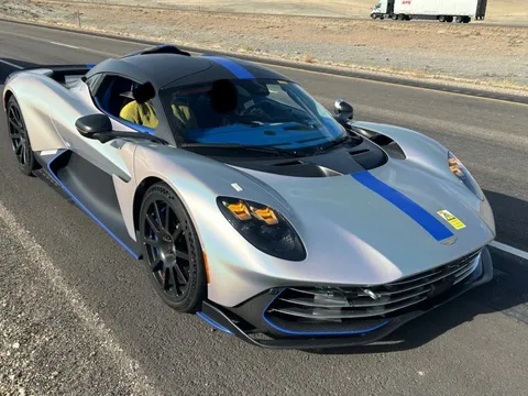 Chạy ẩu, siêu xe Aston Martin Valhalla bị cảnh sát 'tuýt còi'