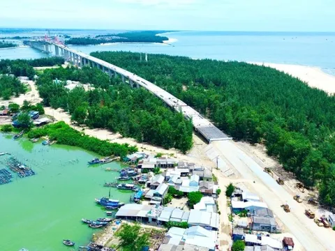 Vì sao công trình cầu vượt cửa biển dài nhất miền Trung chưa thể thông xe toàn tuyến?