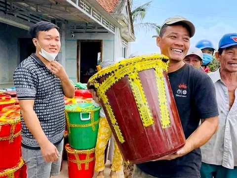 Lý do nhiều người xúc động trước những thùng cứu trợ kiểu 'túi mù'