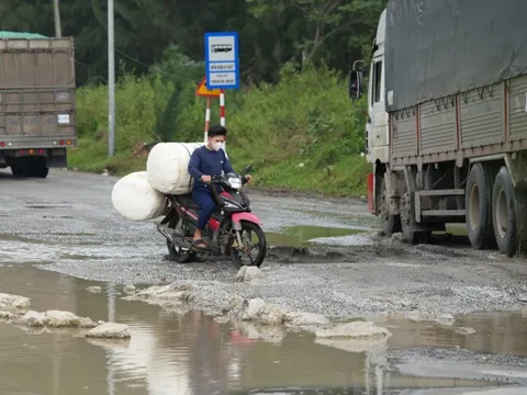 Đường huyết mạch ở Dung Quất nát bấy, vừa lái xe vừa cầu khấn