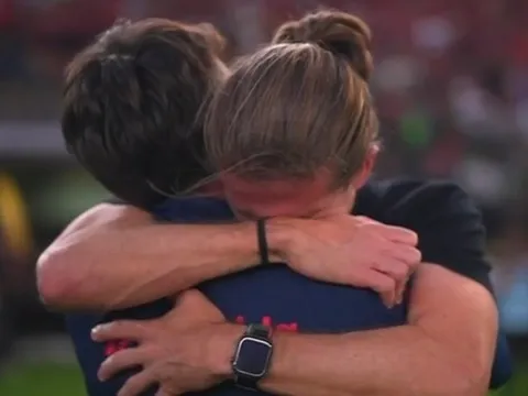 HLV Filipe Luis bật khóc sau chức vô địch lịch sử