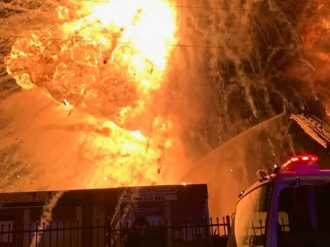 Nổ rất lớn ở nhà máy rác của Úc, khói lửa bốc cao hơn trăm mét