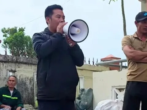 Trưởng thôn chân đất phát quà, nhớ tên 3.000 dân không cần giấy