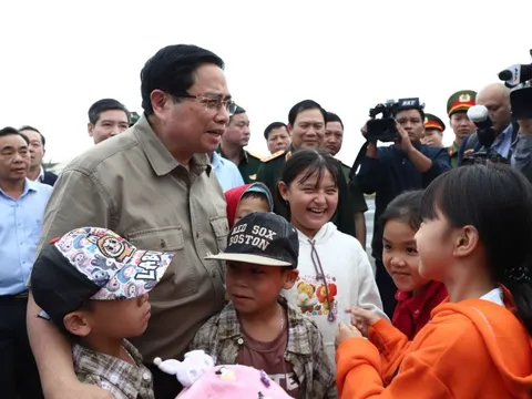 Thủ tướng thăm vùng lũ Phú Yên: Sẽ hỗ trợ tối đa cho người dân tái thiết cuộc sống