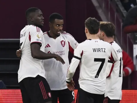 Isak ghi bàn đầu tiên cho Liverpool tại Premier League