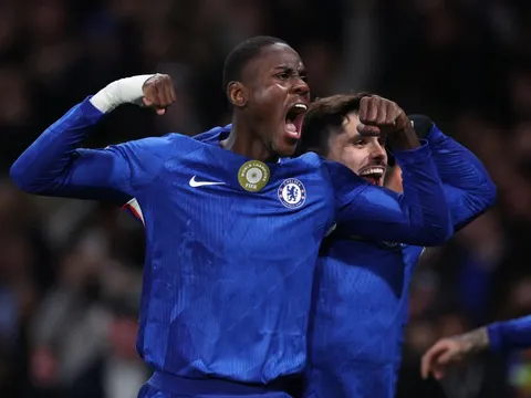 Arsenal bị 10 người Chelsea cầm hòa