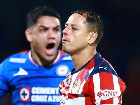 Chicharito bật khóc vì sút hỏng phạt đền