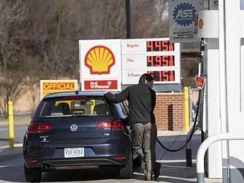 Giá xăng tại Mỹ giảm kỷ lục