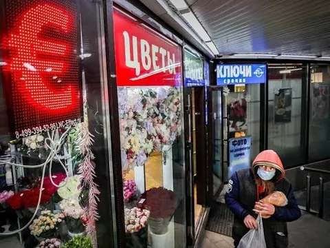 Lãi suất cao ngất giáng đòn vào 'trụ cột' chiếm 2/5 GDP Nga, gần 20 'ông lớn' bên bờ vực phá sản