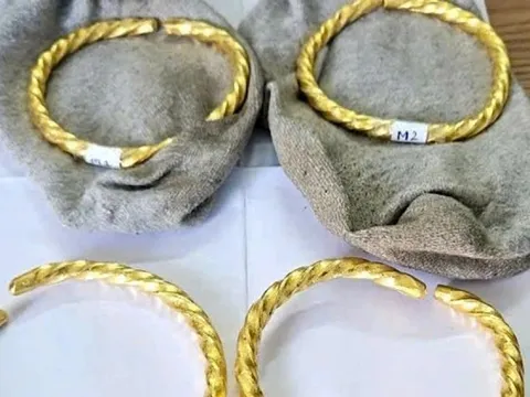 Người phụ nữ cất giấu vàng trong tất để đưa về Việt Nam