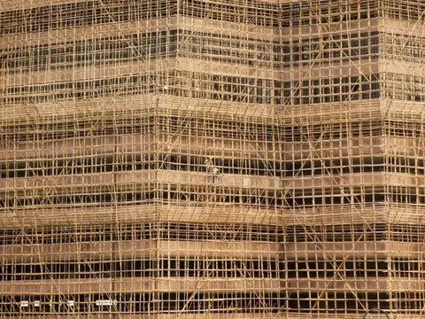 Dựng lại hiện trường: Giàn giáo tre dày như mạng nhện trở thành mồi lửa khiến chung cư của hơn 4.000 cư dân thành ngọn đuốc sống