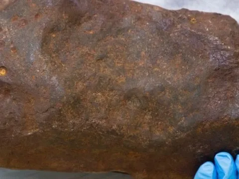 Tưởng nhặt được khối vàng 17 kg trị giá 60 tỷ đồng trong công viên, người đàn ông ‘ngã ngửa’ khi biết giá trị thật của kho báu trong tay